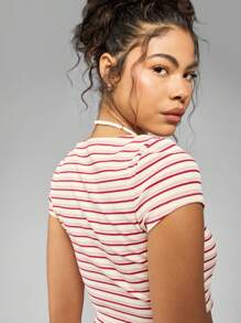 MISSGUIDED Top corto acanalado a rayas, casual de verano de manga corta, cuello de pico, ajustado, camiseta esencial para playa, vacaciones, festivales y uso diario