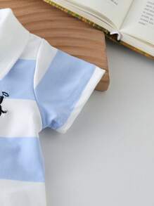 SHEIN Playful Pals Bộ đồ liền thân ve áo ngắn tay mùa hè cho bé trai, thiết kế ve áo có gân, cổ áo thoải mái và vừa vặn, không dễ bị biến dạng, họa tiết sọc xanh trắng cổ điển, đơn giản và rộng rãi, cài nút phía trước, thiết kế đáy quần hở dễ mặc, thiết kế thêu hình ngựa phía trước, tinh tế và đáng yêu, thích hợp cho lễ rửa tội, đám cưới, tiệc tùng, những dịp trang trọng, chụp ảnh, kỳ nghỉ, trường học, tiệc cocktail, sinh nhật và mặc hàng ngày - Màu xanh nhạt - Xem 5