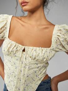 MISSGUIDED Blusa estiva corta in stile boho, con scollo quadrato, maniche a sbuffo, decorazione di occhielli floreali, adatta alla stagione dei festival