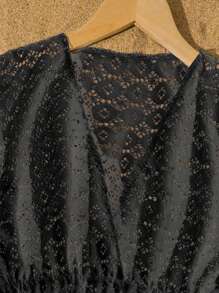 SHEIN Camisola para preadolescente. Esta camisola estilo vestido transparente está hecha de tela blanca sólida de alta calidad con textura, con un diseño minimalista y elegante. El diseño del cinturón de la cintura resalta la figura y se combina bien con el traje de baño para un look sofisticado. Adecuado para las necesidades individuales de diferentes niñas. El detalle del borde con volantes hace que el traje de baño se vea talla grande delicado. Es muy adecuado para usar en la piscina o en la playa durante las vacaciones, agregando destellos a tu viaje de 2025.