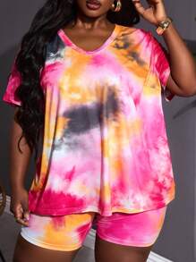 SHEIN CURVE+ Completo casual da donna in due pezzi con maglietta a maniche corte con scollo tondo asimmetrico e tie-dye, abbinata a pantaloni aderenti, adatto anche a taglie forti. Perfetto per vacanze al mare, spiaggia, feste e cerimonie