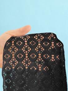 SHEIN Camisola para preadolescente. Esta camisola estilo vestido transparente está hecha de tela blanca sólida de alta calidad con textura, con un diseño minimalista y elegante. El diseño del cinturón de la cintura resalta la figura y se combina bien con el traje de baño para un look sofisticado. Adecuado para las necesidades individuales de diferentes niñas. El detalle del borde con volantes hace que el traje de baño se vea talla grande delicado. Es muy adecuado para usar en la piscina o en la playa durante las vacaciones, agregando destellos a tu viaje de 2025.