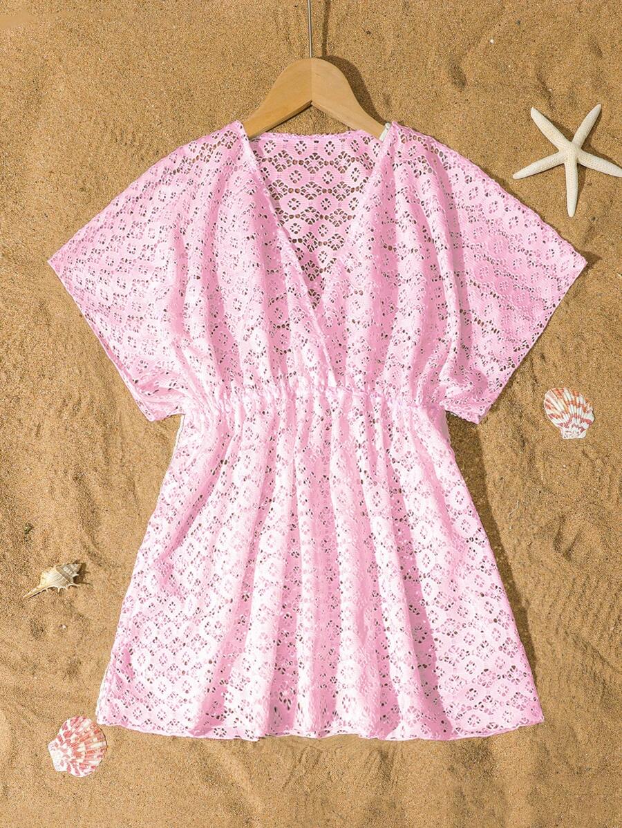 SHEIN 少女泳衣罩衫 - 这款时尚罩衫采用纹理纯白面料，并饰有类似连衣裙的镂空设计。腰带设计修饰身材，非常适合搭配泳衣穿着。荷叶边饰边更添柔美气质。它是泳池或海滩的理想之选，为您的2025年假期增添时尚点缀。