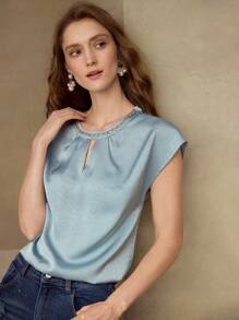 PREMIUM Blusa con escote de ojo de cerradura y cadena con diamantes de imitación - Neblina azul - Ver 7