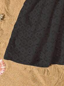 SHEIN Camisola para preadolescente. Esta camisola estilo vestido transparente está hecha de tela blanca sólida de alta calidad con textura, con un diseño minimalista y elegante. El diseño del cinturón de la cintura resalta la figura y se combina bien con el traje de baño para un look sofisticado. Adecuado para las necesidades individuales de diferentes niñas. El detalle del borde con volantes hace que el traje de baño se vea talla grande delicado. Es muy adecuado para usar en la piscina o en la playa durante las vacaciones, agregando destellos a tu viaje de 2025.