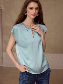 PREMIUM Blusa con escote de ojo de cerradura y cadena con diamantes de imitación - Neblina azul - Ver 6
