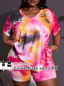 SHEIN CURVE+ Completo casual da donna in due pezzi con maglietta a maniche corte con scollo tondo asimmetrico e tie-dye, abbinata a pantaloni aderenti, adatto anche a taglie forti. Perfetto per vacanze al mare, spiaggia, feste e cerimonie