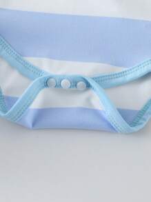 SHEIN Playful Pals Bộ đồ liền thân ve áo ngắn tay mùa hè cho bé trai, thiết kế ve áo có gân, cổ áo thoải mái và vừa vặn, không dễ bị biến dạng, họa tiết sọc xanh trắng cổ điển, đơn giản và rộng rãi, cài nút phía trước, thiết kế đáy quần hở dễ mặc, thiết kế thêu hình ngựa phía trước, tinh tế và đáng yêu, thích hợp cho lễ rửa tội, đám cưới, tiệc tùng, những dịp trang trọng, chụp ảnh, kỳ nghỉ, trường học, tiệc cocktail, sinh nhật và mặc hàng ngày - Màu xanh nhạt - Xem 6