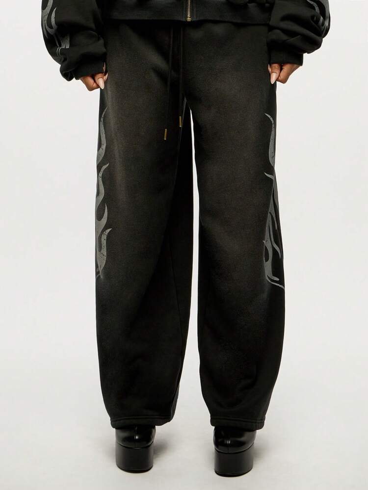 SUMWON WOMEN Luźne spodnie dresowe z nadrukiem płomieni i szerokimi nogawkami, ściągane sznurkiem