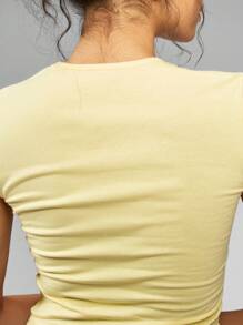 MISSGUIDED Camiseta corta de verano con estampado de flor de hibisco, estética de vacaciones en la playa, moda Y2K, ajustada de manga corta, casual para adolescentes y mujeres - Amarillo - Ver 6