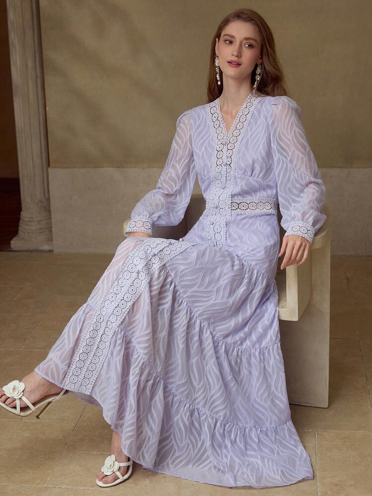 Vestido de encaje con contraste de escote en V