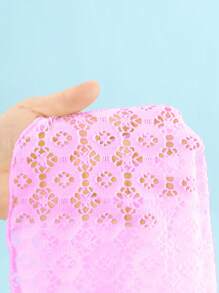 SHEIN 少女泳衣罩衫 - 这款时尚罩衫采用纹理纯白面料，并饰有类似连衣裙的镂空设计。腰带设计修饰身材，非常适合搭配泳衣穿着。荷叶边饰边更添柔美气质。它是泳池或海滩的理想之选，为您的2025年假期增添时尚点缀。