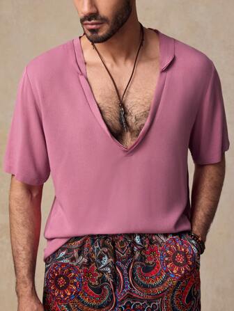 Manfinity ModaGents Herren lässiges, lose geschnittenes, kurzärmliges V-Ausschnitt T-Shirt aus Gewebe, geeignet für den täglichen Sommer-Einsatz, Outdoor-Urlaubsoutfits für den Sommer, kurzärmliges hellrosa Hemd mit tiefer V-Ausschnittöffnung, Sommer-Herrenhemden, Lustiges T-Shirt, Herrenbekleidung für den Sommer, passende Outfits für Paare, Geschenke für Männer, oversized Strand-T-Shirt, Frühlingsoberteile
