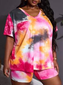 SHEIN CURVE+ Completo casual da donna in due pezzi con maglietta a maniche corte con scollo tondo asimmetrico e tie-dye, abbinata a pantaloni aderenti, adatto anche a taglie forti. Perfetto per vacanze al mare, spiaggia, feste e cerimonie