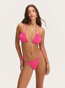 Nöista 亮粉色比基尼，饰有花卉压纹细节。上衣配有可调节肩带和前系带，搭配经典款式下装，配有可调节侧系带。是海滩度假、泳池游玩或热带度假的完美之选。 - 紫色 - 查看 1