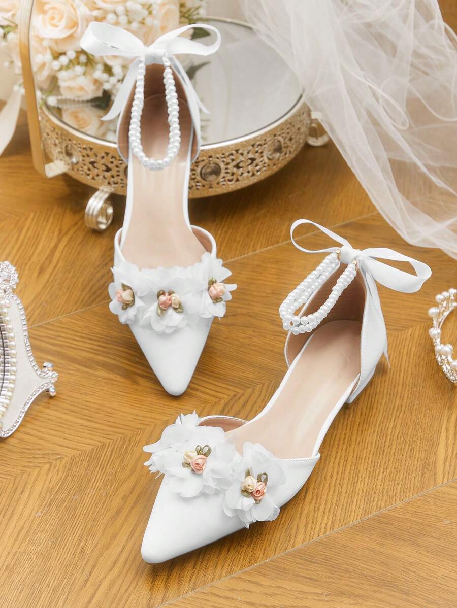 CUCCOO HITCHD 白色尖头芭蕾平底鞋，带珍珠、蝴蝶结和 3D 花朵装饰，优雅的女士婚礼派对鞋 - 白色 - 查看 1