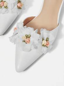 CUCCOO HITCHD 白色尖头芭蕾平底鞋，带珍珠、蝴蝶结和 3D 花朵装饰，优雅的女士婚礼派对鞋 - 白色 - 查看 7