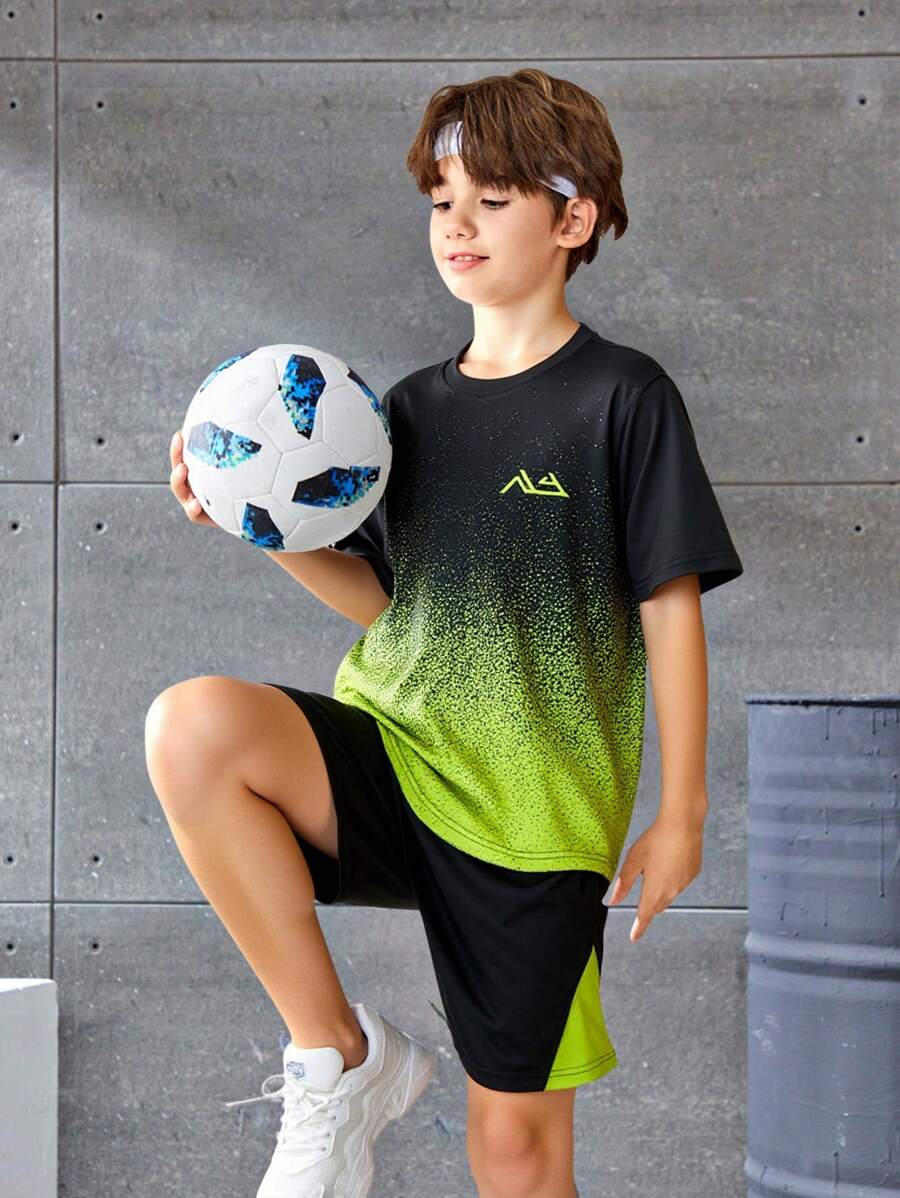 SHEIN 2 件装青少年男孩休闲运动学院风采用吸汗材料和全印花 T 恤和运动套装适合儿童服装幼儿男孩服装返校男孩套装适合生日派对、晚会、表演、婚礼、洗礼、开幕式日常适合日常使用适合上学适合旅行适合运动适合春夏季节 - 綠色 - 查看 1