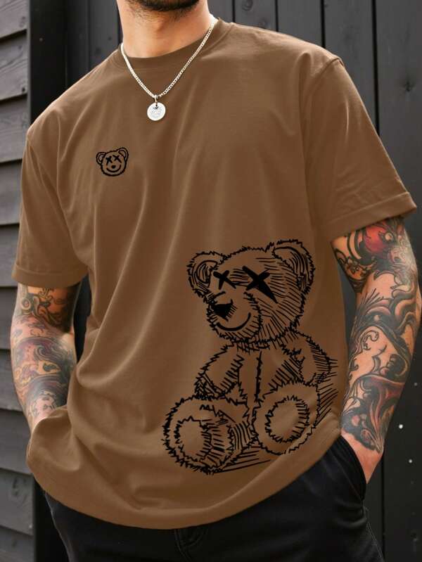 Manfinity Hypemode Camiseta casual marrón para hombres de talla grande, de diseño simple. Ropa de estilo callejero para hombres jóvenes. Estampado de oso, gráfico de oso de peluche, cómoda, moderna, casual, estilo diario, un excelente artículo de moda callejera, también un gran regalo para el novio o el esposo. Versátil, estilo de viaje.