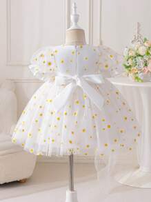 SHEIN Glamorique Kids 女婴优雅雏菊印花泡泡袖连衣裙 - 白色 - 查看 1