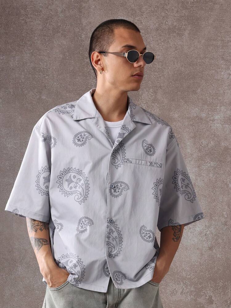 Camisa resort com botões e estampa paisley, caimento relaxado