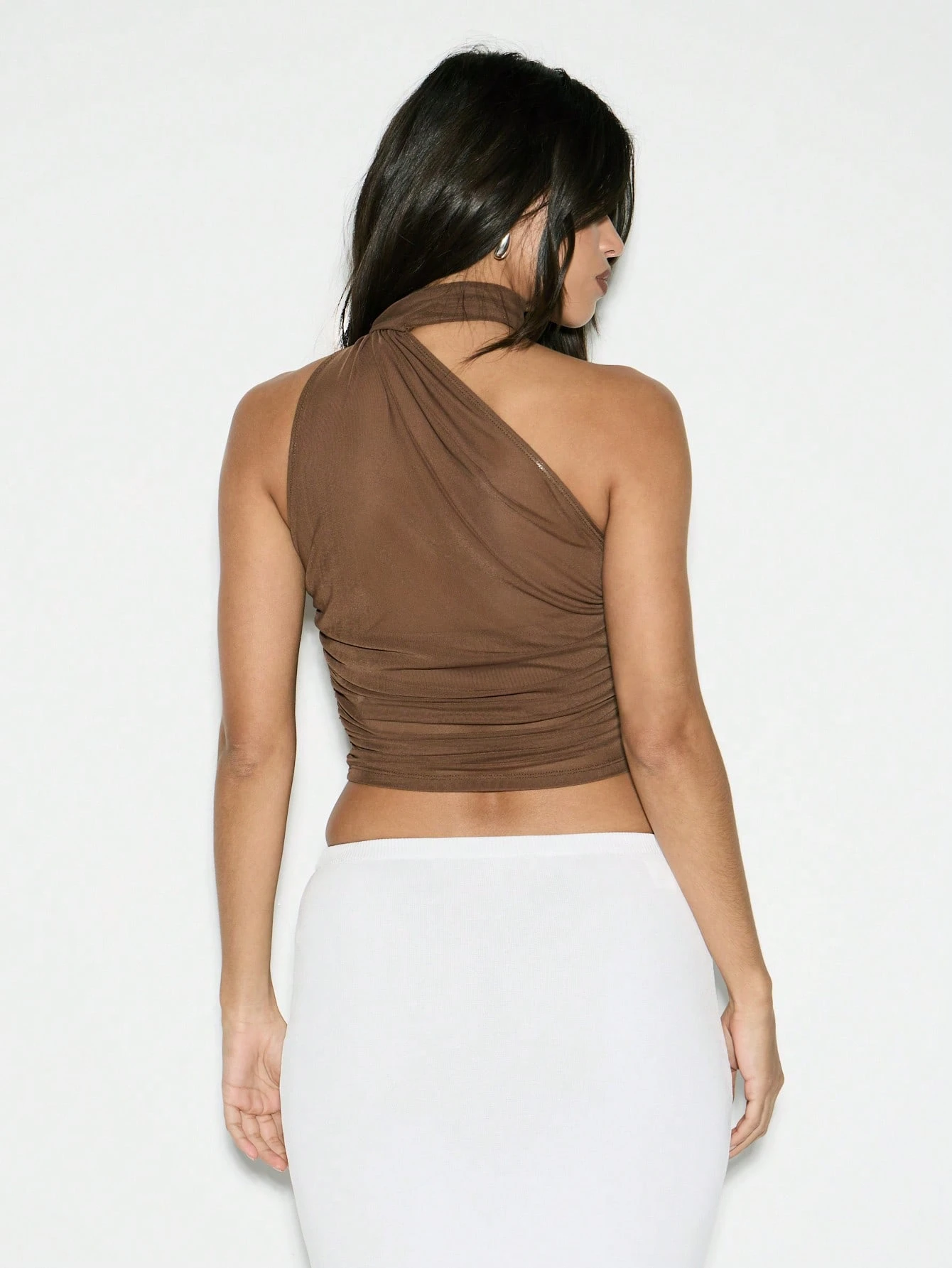 KIZN Asymmetrisches Neckholder-Crop-Top im modernen Design mit figurbetonter Passform