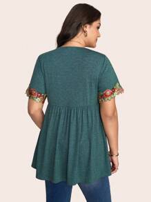 SHEIN LUNE SHEINLUNE 加大码女式花卉装饰 V 领针织短袖上衣 女式夏季服装 夏季服装 可爱夏季上衣 女士沙滩装 女士早午餐装 - 綠色 - 查看 4