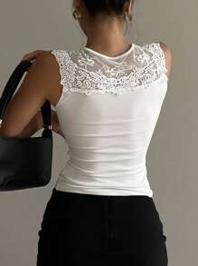 DAZY Maglietta da donna con scollo a V, colore unito, con bottone, mezzo bottoncino e dettagli in pizzo