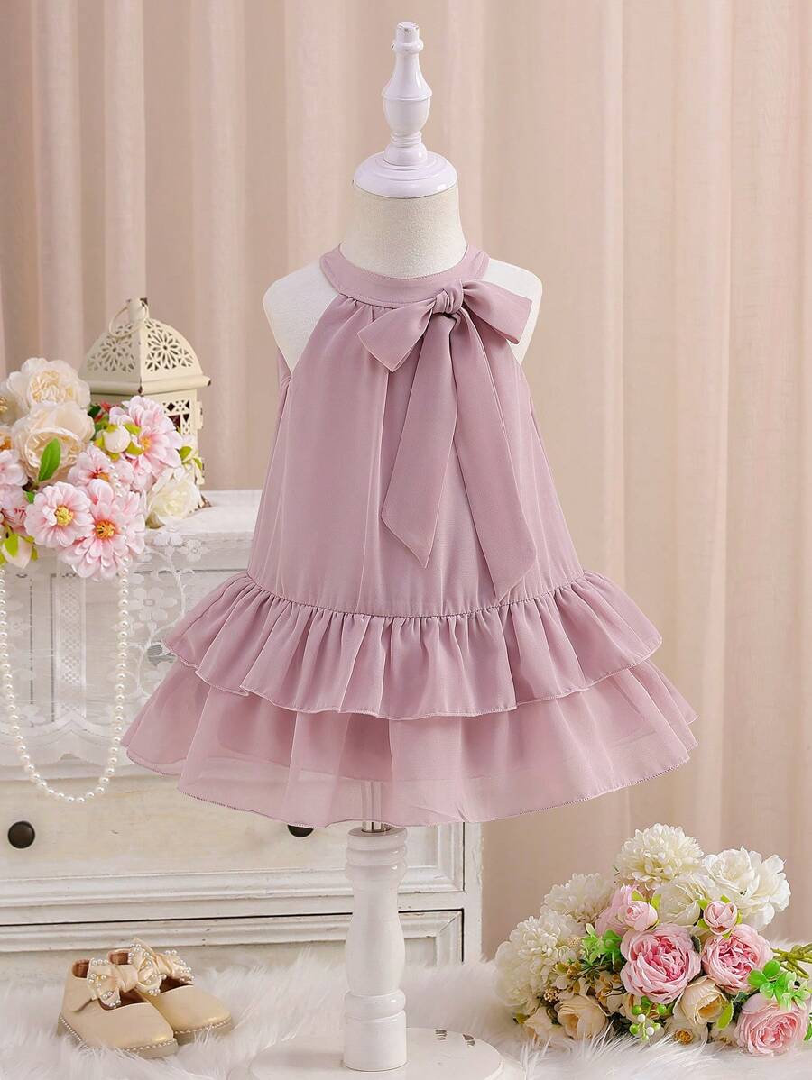 SHEIN 女宝宝纯色优雅挂脖A字裙。无图案，设计更简洁优雅。A字廓形优雅大方。这款连衣裙适合各种场合，让宝宝在任何场景中都能保持优雅可爱。