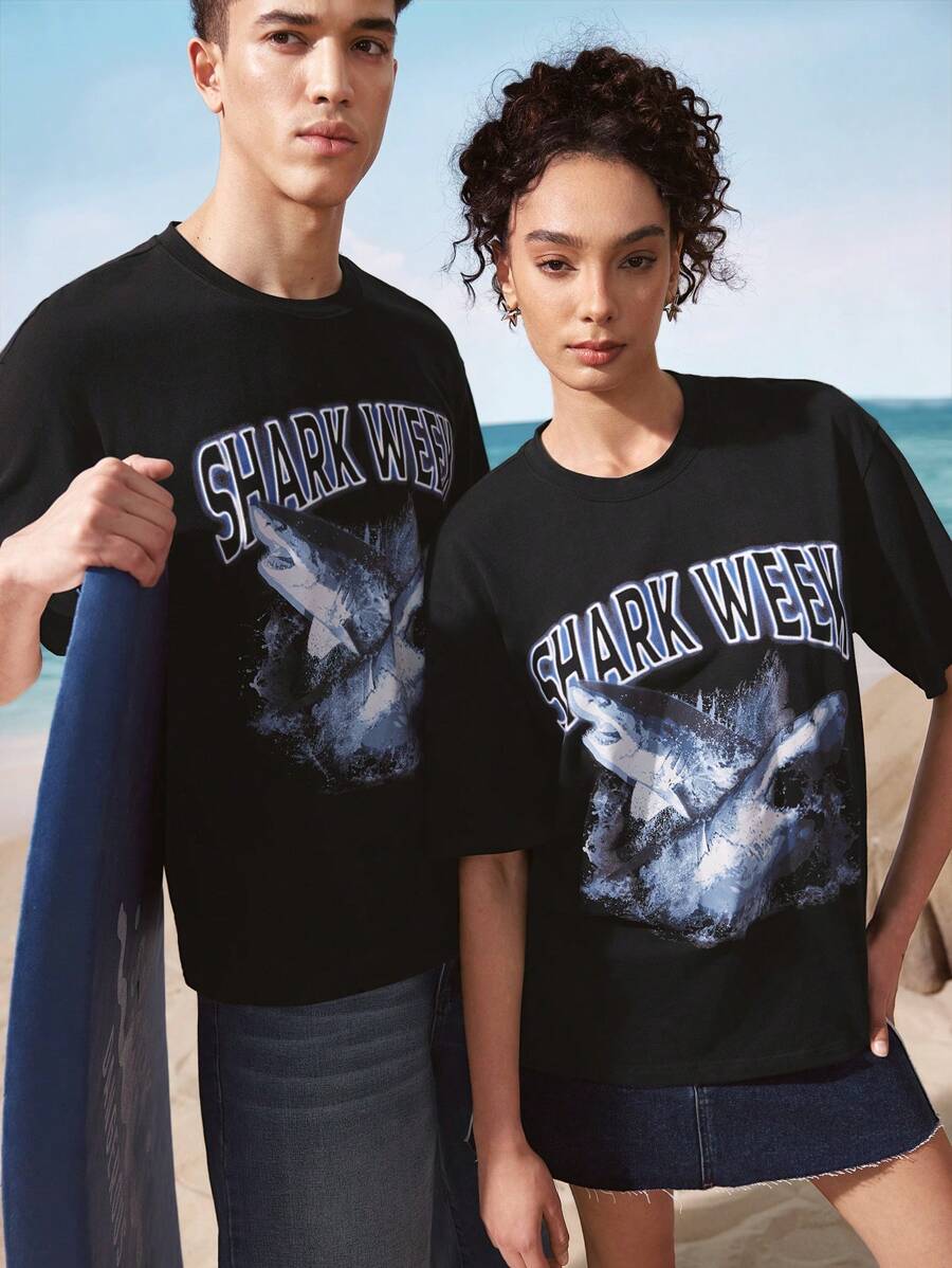 Shark Week X SHEIN 男士休闲字母与鲨鱼印花圆领短袖T恤，夏季 - 黑色 - 查看 1