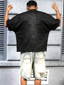 PAVTROS 男士青春街头风，INS 风格的高街黑色短袖 T 恤，略微宽松。这款 T 恤背面饰有大型蜈蚣图案，并配有高品质刺绣，男士图案 T 恤，Y2K 风格，2000 年代风格 - 黑色 - 查看 4