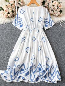 SHEIN LUNE 女式大码蓝白几何刺绣图案 V 领短款休闲连衣裙 - 藍白色 - 查看 2