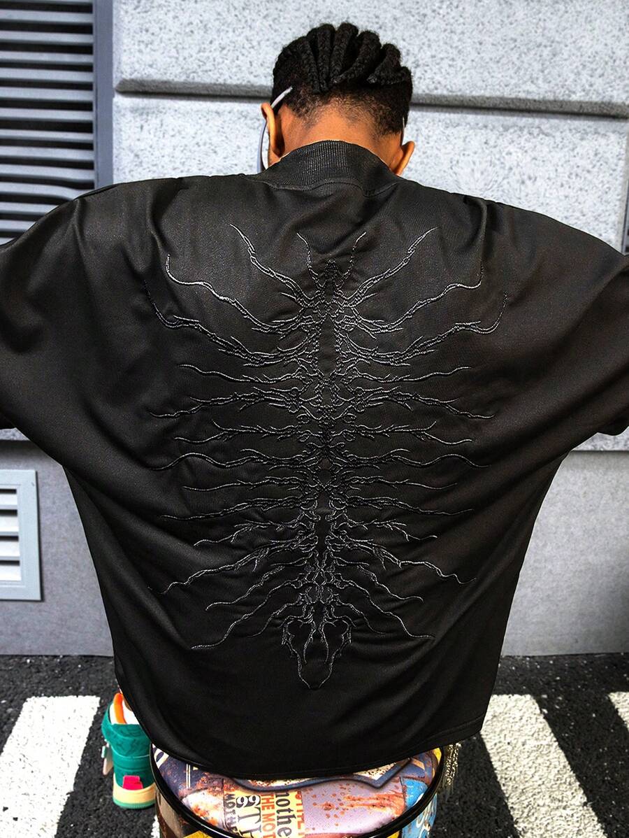 PAVTROS 男士青春街头风，INS 风格的高街黑色短袖 T 恤，略微宽松。这款 T 恤背面饰有大型蜈蚣图案，并配有高品质刺绣，男士图案 T 恤，Y2K 风格，2000 年代风格 - 黑色 - 查看 1