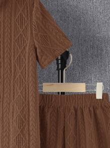 SHEIN 2 件青少年男童舒适休闲风格纹理面料 Polo 领拉链短袖上衣和短裤套装，适合外出、街头、派对和城市漫步，春季穿着 - 棕色 - 查看 3