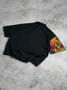 Manfinity Hypemode Camisa casual de manga corta negra con estampado floral y grafiti colorido en la parte delantera para hombres
