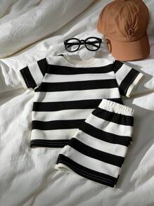 SHEIN 2 قطعة/طقم ملابس رضيع ولد/بنت زي متكاسل بقميص بأكمام قصيرة مطبوع به دبة مخطط والشورت المطابق،مريح ومناسب للارتداء اليومي،الرياضة،النزهات،المدرسة،الحفلات،العطلات،تصوير الصور،الربيع/الصيف