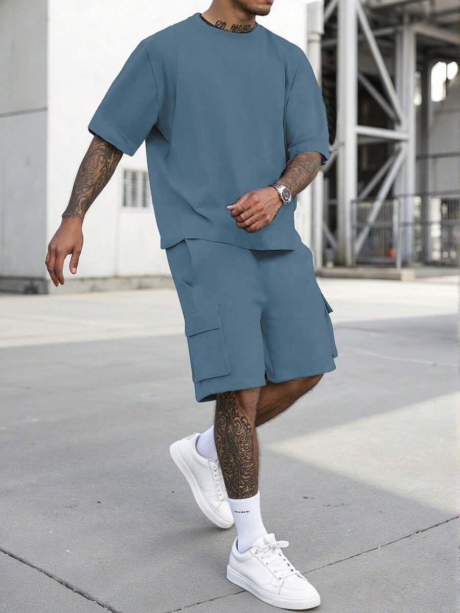 Manfinity Homme Conjunto de camiseta de cuello redondo de manga corta y pantalones cortos de unicolor para hombres, adecuado para el verano, atuendos cómodos - Neblina azul - Ver 1