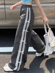 DAZY Pantaloni casual da donna con vita elastica, decorati con patchwork in pizzo e fiocco
