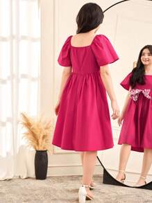 SHEIN Leap Crew Teenager Mädchen Lässig V-Ausschnitt Muster Schleife Dekor knielanges Kleid - Heißes Pink - Übersicht 2