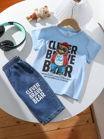 2 件套小男孩可爱熊和字母印花圆领 T 恤和牛仔图案短裤，休闲舒适的服装适合春夏季、日常、学校和户外玩耍