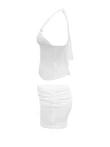 Conjunto de top sin espalda con cuello retorcido y pantalones cortos plisados a la cintura de unicolor y sexy