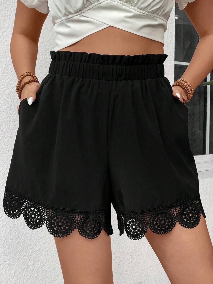SHEIN PETITE CURVE 大码女式梭织面料纯黑色休闲度假日常百搭弹性腰部 A 字形拼接下摆夏季短裤 - 黑色 - 查看 1
