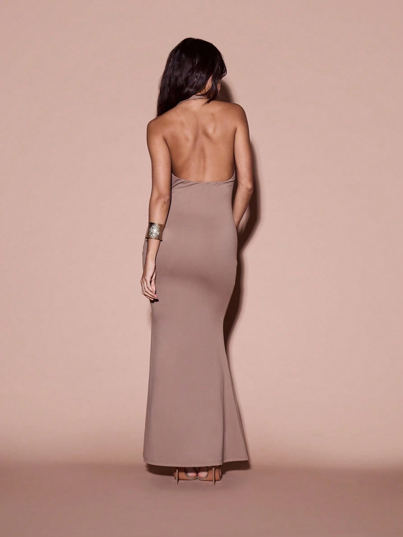 KIZN プランジホルターネックバックレスノースリーブマキシドレス