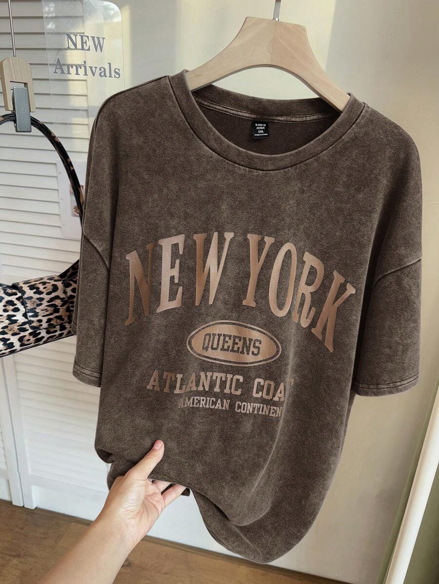 Comfortcana 大码女式图案 T 恤，大码 T 恤，街头服饰，90 年代服装，纽约印花休闲简约图案圆领短袖宽松 T 恤，酸洗外观复古针织仿旧柔软面料适合夏季春季 - 棕色 - 查看 1