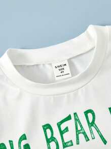 SHEIN Set de 2 piezas de ropa casual diaria para niño pequeño con estampado de lema y oso de California, adecuado para actividades al aire libre, vacaciones y uso diario, tallas de 4 a 7 años