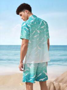 Shark Week X SHEIN مجموعة قصيرة الأكمام بأزرار أمامية برسمة سمكة القرش وشورت بجيب مائل للرجال - ازرق عسكري - مشاهدة 2
