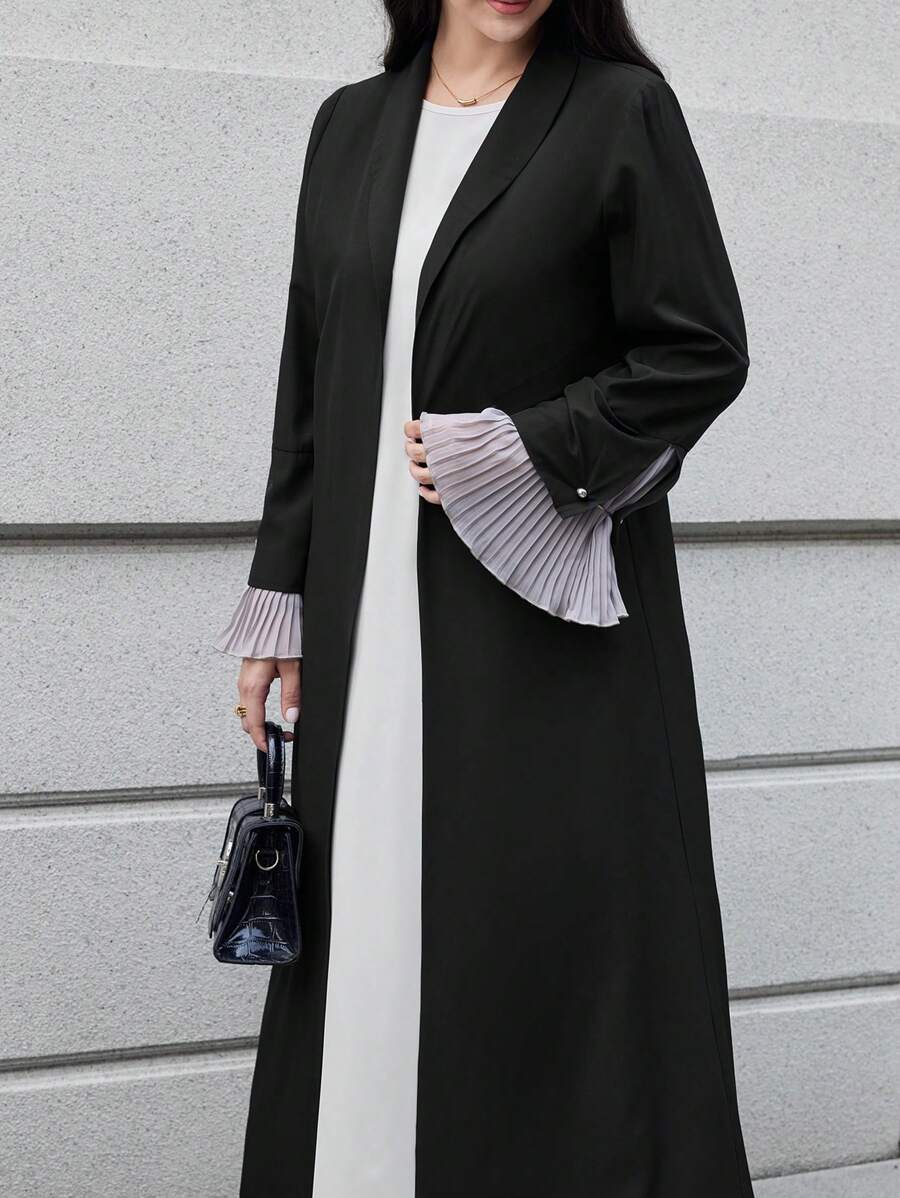 Al Najma 女士优雅朴素长袍，褶皱袖口拼接设计，长袍 - 黑色 - 查看 1