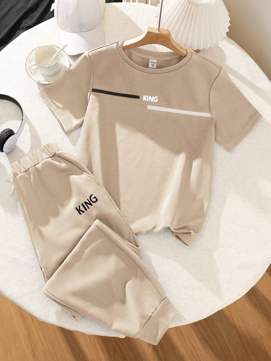 SHEIN Leap Crew 2 件装年轻男孩休闲字母印花圆领短袖 T 恤和松紧腰慢跑裤套装,宽松舒适,适合外出、上学、度假、派对、运动、春夏季 - 杏色 - 查看 1