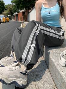 DAZY Pantaloni casual da donna con vita elastica, decorati con patchwork in pizzo e fiocco