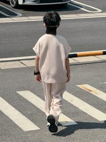 SHEIN 大童男孩韓系風格寬鬆米色背心與長褲套裝，夏季街頭風城市度假休閒校園運動穿搭，春夏假期穿著 - 杏色 - 查看 2